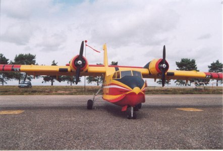 sur le Canadair, tout a �t� repr�sent� jusqu'aux phares halog�nes!