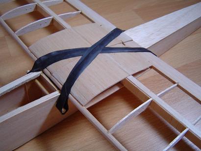 fixation des ailes par elastiques